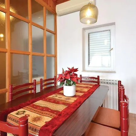 Kuca Gorjana חוואר