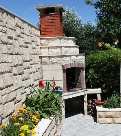 Kuca Gorjana חוואר