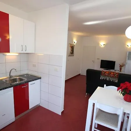 Kuca Gorjana * חוואר